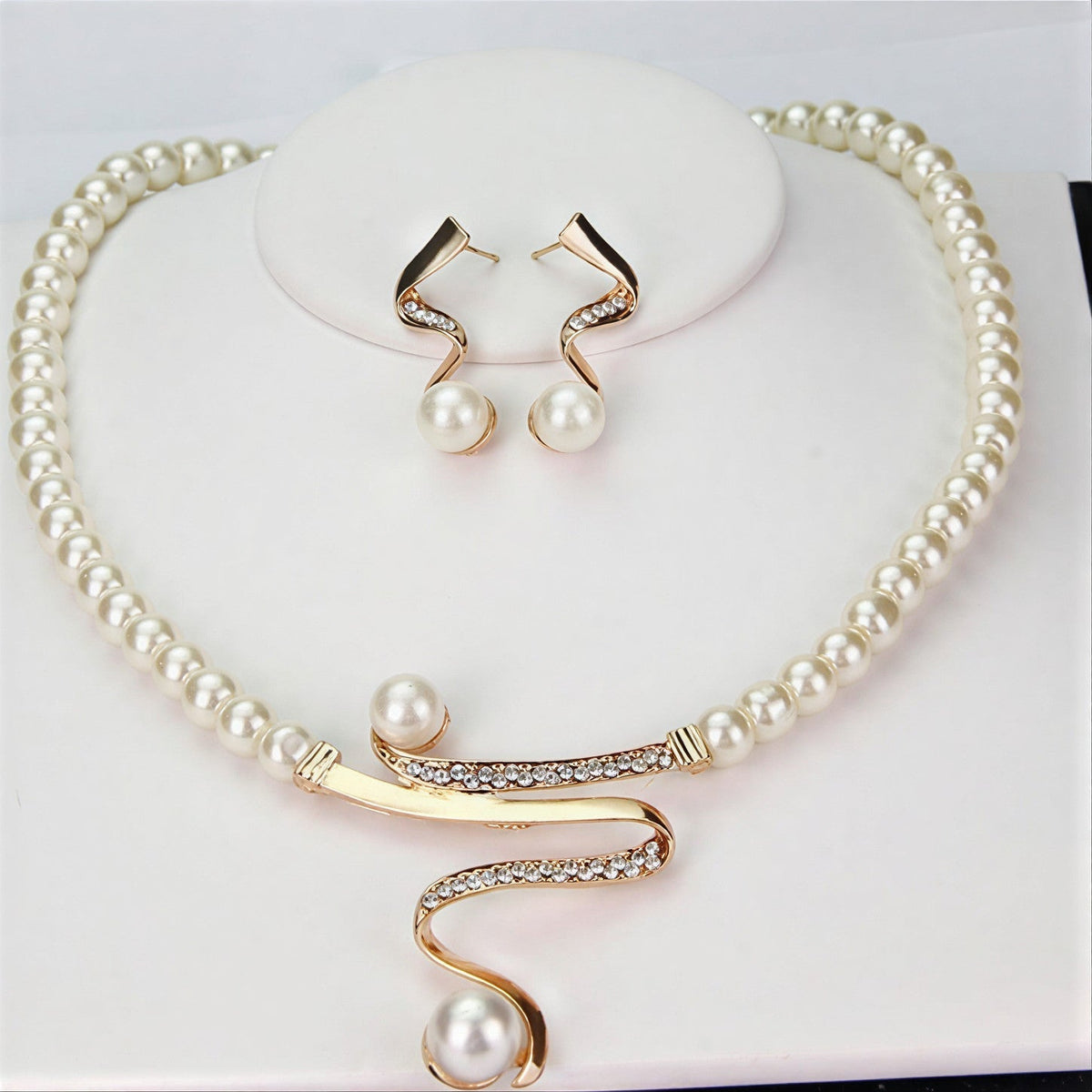 SOPHIA | Conjunto de colar e brincos com pérolas